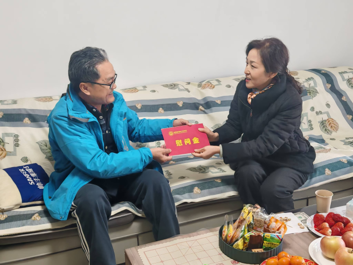 學(xué)校領(lǐng)導(dǎo)帶隊(duì)走訪慰問老干部